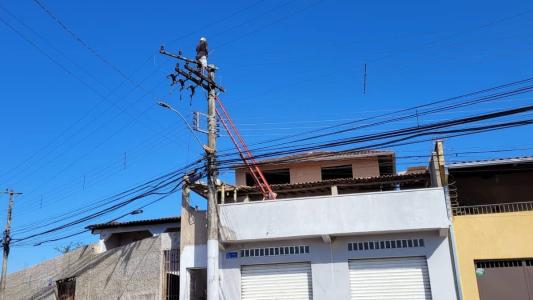 O suspeito está em cima do poste desde às 17h dessa sexta-feira (4)