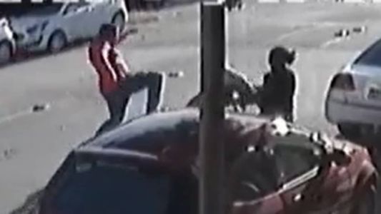 O suspeito foi agredido por dois homens e fugiu