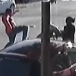 Vídeo: ladrão é agredido e leva 'voadora' ao tentar roubar mulher em Minas