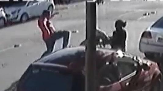 O suspeito foi agredido por dois homens e fugiu