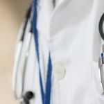 Médico é preso por induzir mulher a fazer exame ginecológico e cometer abuso sexual no RJ