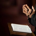 Homem se passa por padre e aplica golpes no comércio em Itapecerica, no Centro-Oeste de Minas