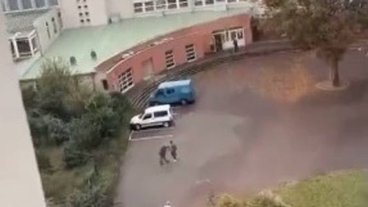 Imagens mostram o suspeito na ecola; homem foi preso