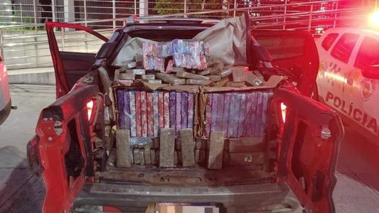 O suspeito foi preso em flagrante com 9 kg de maconha, na traseira da caminhonete.
