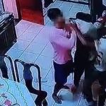 Vídeo: homem invade casa, agride idosa e neto dela parte para cima; suspeito foi preso