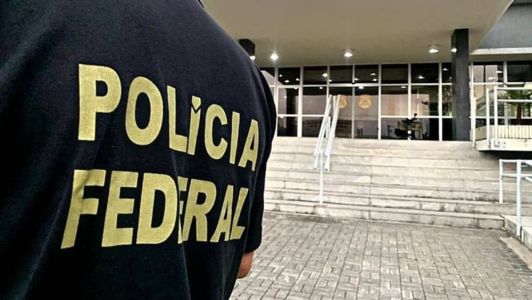 O suspeito foi preso no momento que recebia o pacote com R$ 1.010 em cédulas falsas.