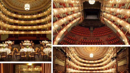 O Teatro Goldoni foi construído em 1622 pela família Vendramin e recebeu o nome dos fundadores