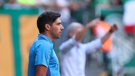 O técnico Abel Ferreira, do Palmeiras, com Luís Castro ao fundo, no jogo contra o Botafogo no Allianz Parque
