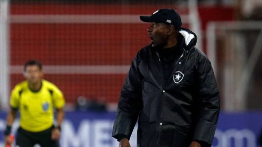 O técnico Cláudio Caçapa em ação pelo Botafogo diante do Patronato