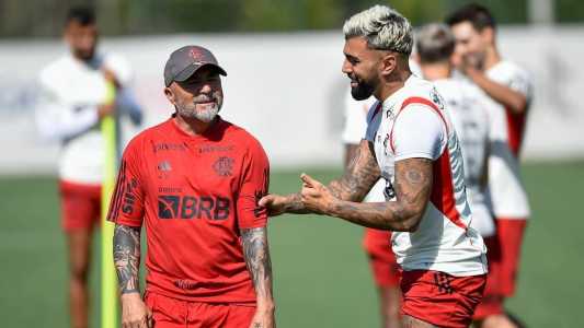 O ´técnico Jorge Sampaoli e o atacante Gabigol em atividade no Ninho do Urubu