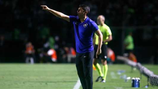 O técnico Lucio Flavio no comando do Botafogo
