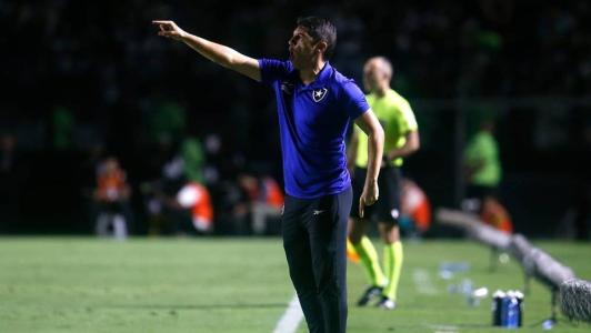 O técnico Lucio Flavio no comando do Botafogo
