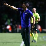 Após reviver pesadelo, Botafogo busca substituto para Lucio Flavio