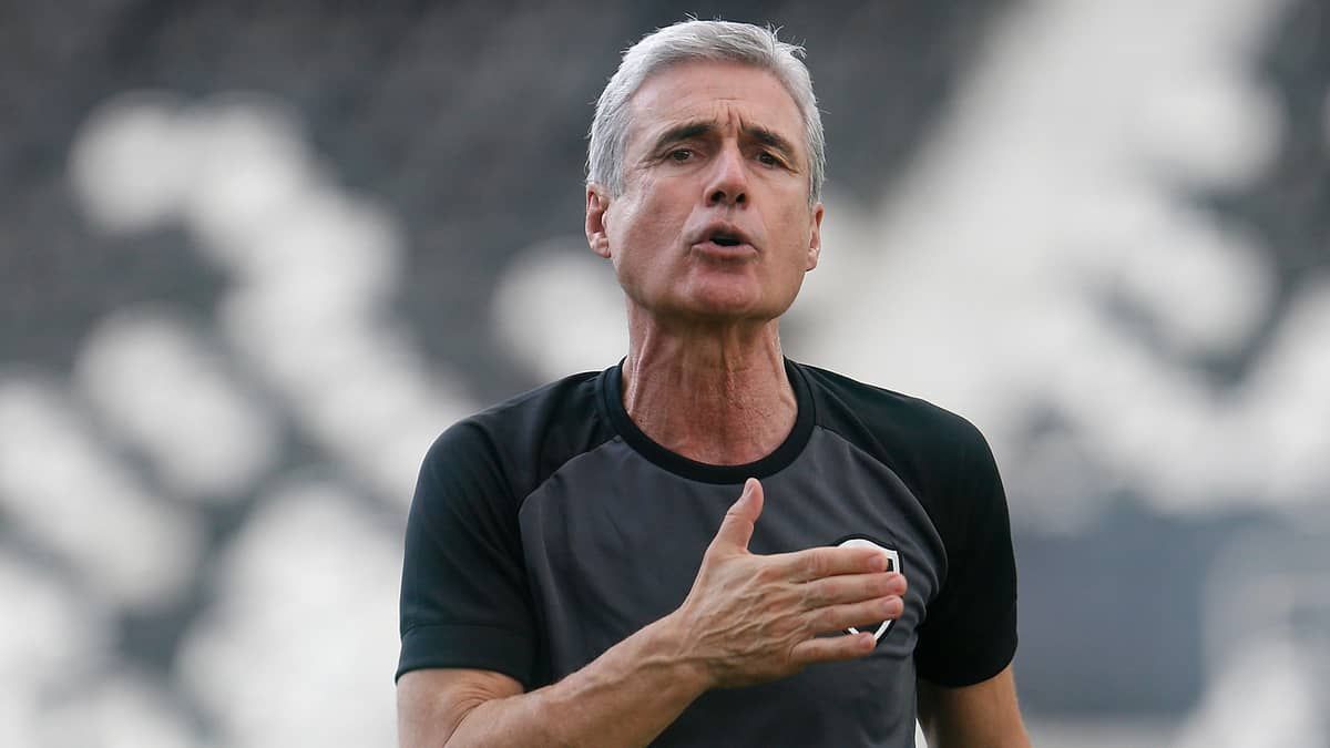 Torcida do Botafogo reage à notícia da saída de Luís Castro; veja!