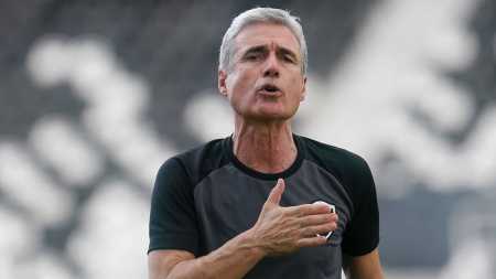 O técnico Luís Castro estará no comando do Botafogo nesta quinta-feira (29)