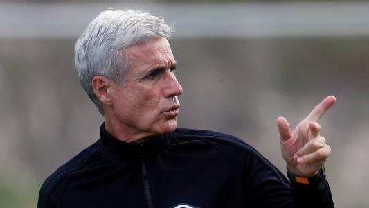 O técnico Luís Castro durante atividade do Botafogo no CT Lonier, no Rio de Janeiro