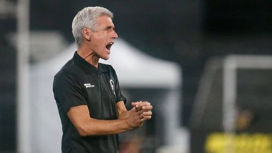 O técnico Luís Castro durante a partida entre Botafogo e América