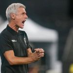 Luís Castro exalta entrega e evolução do Botafogo: 'Cada vez mais preparado'