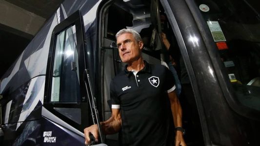 O técnico Luís Castro na chegada do Botafogo ao Nilton Santos