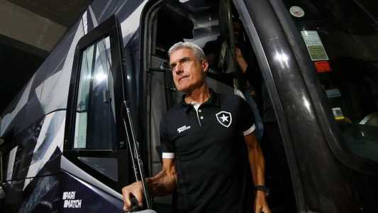 O técnico Luís Castro na chegada do Botafogo ao Nilton Santos