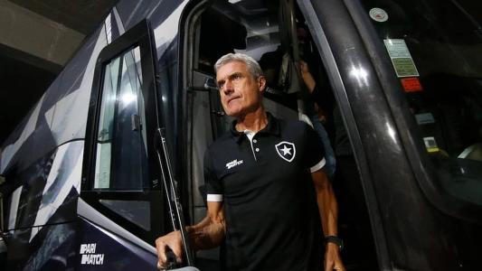 O técnico Luís Castro na chegada do Botafogo ao Nilton Santos