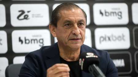 O técnico Ramón Díaz conta com a chegada de reforços no Vasco