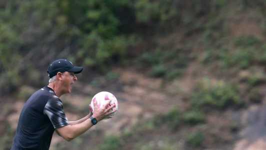 O técnico Tiago Nunes durante atividade do Botafogo no CT Lonier