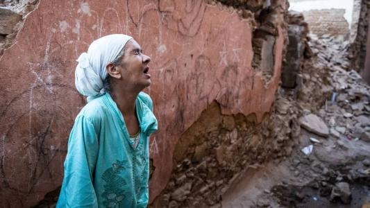 O terremoto, que aterrorizou a população que fugiu de suas casas no meio da noite, deixou pelo menos 820 mortos e 672 feridos, 205 deles em estado grave, segundo o Ministério do Interior.