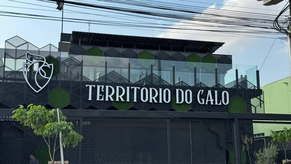 Ator da Globo inicia inauguração de bar para torcedores do Atlético; veja fotos