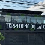 Ator da Globo inicia inauguração de bar para torcedores do Atlético; veja fotos