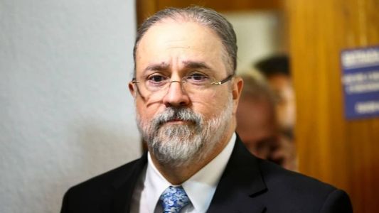 O texto não faz referência direta a um possível terceiro mandato do procurador-geral Augusto Aras
