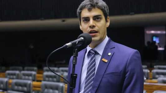 O texto polêmico foi apresentado faltando um mês e dez dias para Mitraud terminar o mandato