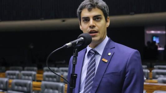 O texto polêmico foi apresentado faltando um mês e dez dias para Mitraud terminar o mandato