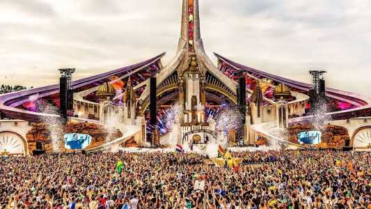 O Tomorrowland, festival de música eletrônica, encerrou neste sábado (14)