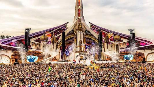O Tomorrowland, festival de música eletrônica, encerrou neste sábado (14)
