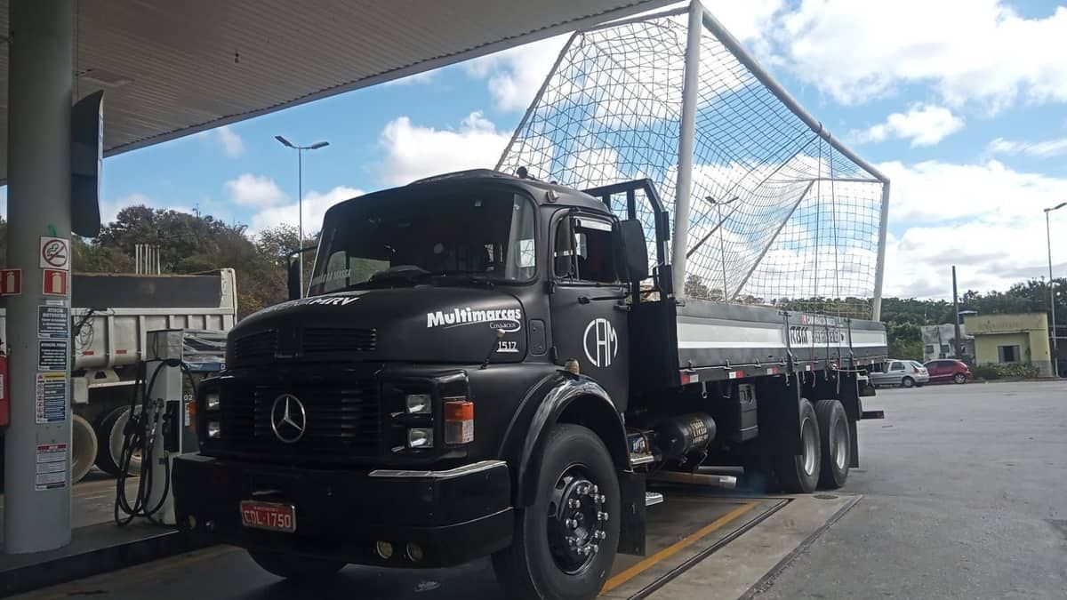 'Caminhão da Massa' transporta trave da Cidade do Galo para Arena MRV
