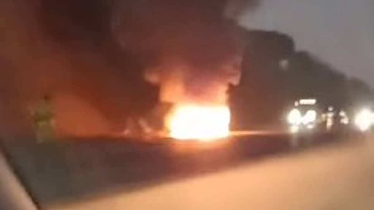 Carro pega fogo na Rodovia Fernão Dias e complica o trânsito na Grande BH