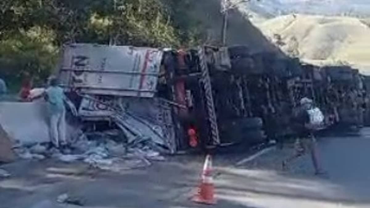 Vídeo: carreta tomba e interdita parcialmente trânsito na BR-040
