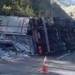 Vídeo: carreta tomba e interdita parcialmente trânsito na BR-040