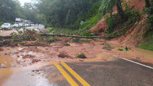 O trânsito está parcialmente interditado nos dois sentidos da rodovia