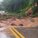 Barranco desaba e interdita BR-040 na Zona da Mata de Minas Gerais