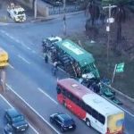 Carreta que tombou no Anel Rodoviário carregava container com 27 toneladas