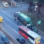 Carreta que tombou no Anel Rodoviário carregava container com 27 toneladas