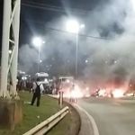 Vídeo: manifestantes ateiam fogo em objetos e interditam Anel Rodoviário
