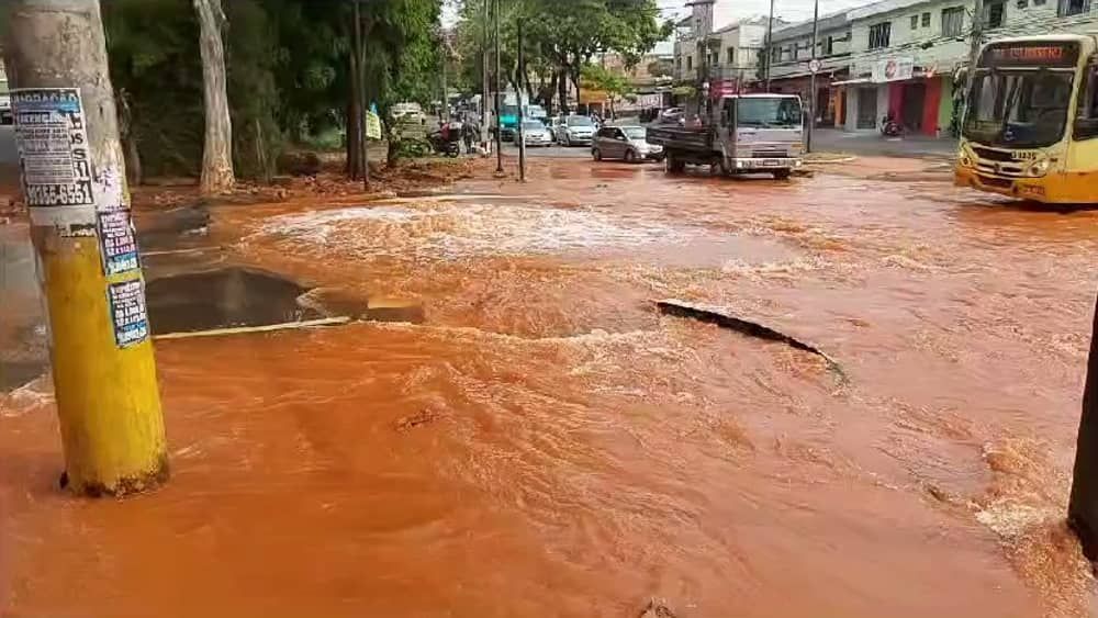 Vídeo: rede d'água se rompe em importante avenida na região do Barreiro