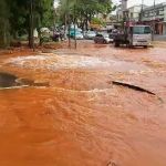 Vídeo: rede d'água se rompe em importante avenida na região do Barreiro