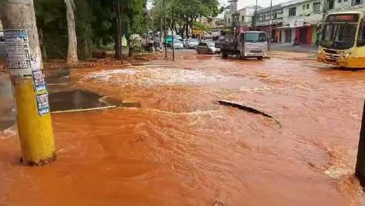 O trânsito no local apresenta lentidão nos dois sentidos