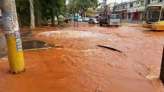 O trânsito no local apresenta lentidão nos dois sentidos