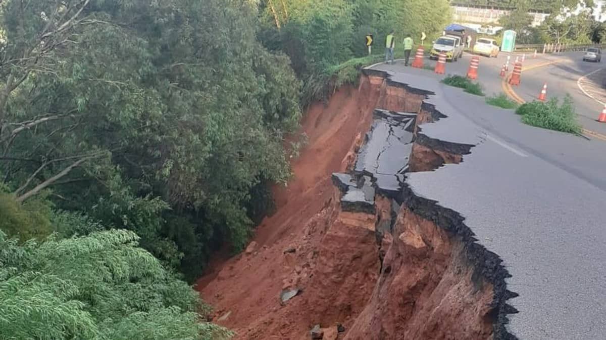 Parte da pista da BR-040 cede e interdita parcialmente o trânsito