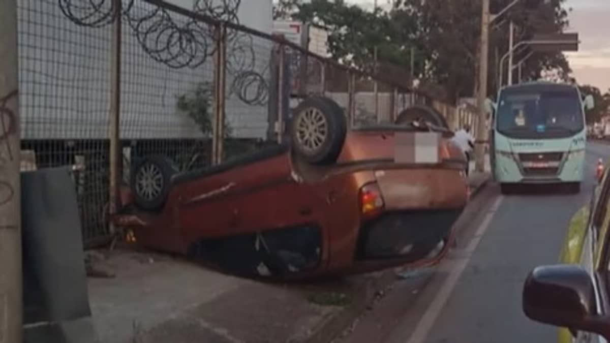Carro capota e complica o trânsito na Via Expressa, na Grande BH